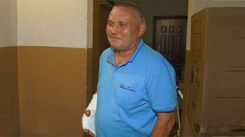 При спасении девочки, падавшей с 8 этажа, мужчина сломал все пальцы на руке