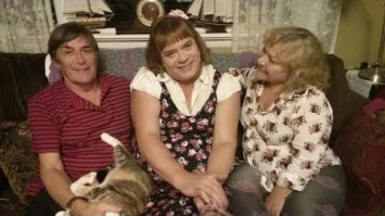 Необычный инцидент призошел в Канаде: 52-летний мужчина не просто сменил пол, а решил в прямом смысле вернуться в детство. Пол бывший отец семейства решил поменять еще в 46, но семья его в этом не поддержала (удивительно, правда?). После нескольких попыток суицида мужчина бросил семью и стал членом общества трансгендеров в Торонто.
 
Его усыновили приемные родители (которые, по всей видимости, не сильно его старше). Теперь он - 6-летняя девочка, которую его новая приемная семья приняла такой, как есть, и очень любит. "Я не отрицаю, что я женат, что у меня есть семья. Но я двигаюсь вперед и хочу вернуться обратно в детство. Сейчас мне не хочется быть взрослым", — рассказывает канадец.