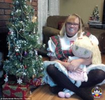 Необычный инцидент призошел в Канаде: 52-летний мужчина не просто сменил пол, а решил в прямом смысле вернуться в детство. Пол бывший отец семейства решил поменять еще в 46, но семья его в этом не поддержала (удивительно, правда?). После нескольких попыток суицида мужчина бросил семью и стал членом общества трансгендеров в Торонто.
 
Его усыновили приемные родители (которые, по всей видимости, не сильно его старше). Теперь он - 6-летняя девочка, которую его новая приемная семья приняла такой, как есть, и очень любит. "Я не отрицаю, что я женат, что у меня есть семья. Но я двигаюсь вперед и хочу вернуться обратно в детство. Сейчас мне не хочется быть взрослым", — рассказывает канадец.