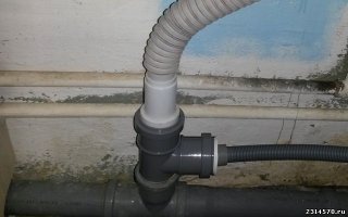 Вообще крутая тема, как только сойду с ума обязательно так сделаю!!!

Зачем измудряться, прокидывать шланг до канашки и надежно закреплять его хомутом к стене, это целых 15мин времени. Но это так не интересно гораздо лучше мастерить пищалки по пол дня запихивать их под машинку а затем регулярно менять в них батарейки. 

Не путать пищалки с системой аквастоп которая нужна когда никого нет дома.