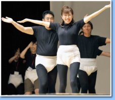 21-летняя девушка притворяется ребенком, чтобы пережить детскую травму