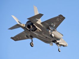 Ну вот зрительно - существенно разно там (см. приложенное). Обратить внимание на свечение к Яка, оно намекает. Похоже, дожигание за поворотным узлом? А у F-35 "холодно" (на что и прикрытые створки намекают). Это же говорит об эффективности на висении - долго повисишь на форсаже?

Скорее уж можно вспомнить, что изначально як должен был быть как раз однодвигательным с передним вентилятором. Но не потянули, похоже, двигателя нужных параметров не смогли сделать.
Вот эту схему вполне могли и слизнуть. И вовсе не обязательно для этого подробностей (не было подробностей, скорее всего, в отсутствие нужного двигателя даже близко). А идея при тогдашнем бардаке и массовых покатушках в Китай вполне могла уплыть.