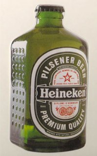 Хейнекен выпускал пивные бутылки для строительства домов
WOBO выпускались в двух размерах — 350 и 500 миллиметров длиной. Их сочетание облегчало выстраивание ровной кладки на углах и в других сложных местах дома.
44 года назад нидерландская компания Heineken начала выпускать пиво в необычных бутылках, сочетающих в себе округлые бока и две большие плоские грани, снабжённые зачем-то ещё и множеством пупырышков.

Можно было бы подумать, что такие детали призваны улучшить захват данной ёмкости нетвёрдой рукой подвыпившего любителя пива, но назначение этих бутылок было куда более оригинальным – они служили строительным материалом.
История бутылки-кирпича началась в 1960 году, когда Альфред Хейнекен (Alfred Heineken) отправился на карибский остров Кюрасао (Curacao), чтобы проведать один из многочисленных заводов компании.

На Кюрасао он не мог не обратить внимание на огромное количество стеклотары из-под Heineken, захламляющее местные пляжи. Оказалось, что на острове нет никакой системы сбора этих «пузырей» и возвращения их на пивзавод. В то же время, путешествуя по острову, Хейнекен заметил, сколь ужасны условия жизни местной бедноты, которая, среди прочего, испытывала острую нехватку стройматериалов.

Кладка из WOBO получалась прочной (фотографии с сайта archinect.com).
Эти два наблюдения каким-то образом пересеклись, и Альфреду пришла в голову мысль — а ведь можно дома делать из пустых бутылок!

Решение проблемы предложил Хейнекену голландский архитектор Джон Хабракен (N. John Habraken). Он придумал «кирпич, который может хранить пиво». По замыслу Хабракена, такие бутылки-кирпичи было бы гораздо легче использовать как стройматериал, нежели бутылки обычной формы.

Впрочем, окончательная форма этой странной стекляшки родилась не сразу — на придумывание и оценку самых разных вариантов ушло три года.

Наконец, в 1963 году Heineken выпустила 100 тысяч «Всемирных бутылок» (World Bottle — WOBO). Если бы все они были собраны после употребления содержимого, их хватило бы на возведение 100 лачуг размером 3 х 3 метра.

Интересно, если бы сейчас Heineken выпускали в таких бутылках, строил бы кто-нибудь из них дома? (фото с сайта archinect.com).
Сколько реально было построено домиков, гаражей или сараев из WOBO, сказать трудно: почти все они к настоящему времени уничтожены.

Только два сооружения сохранились: небольшой навес и гараж, в которых, правда, кладка из WOBO является лишь небольшой частью конструкции. Оба принадлежат Heineken, и оба находятся в голландском Нордвике (Noordwijk), что близ Амстердама (где, к слову, располагается штаб-квартира компании).

Развития проект WOBO не получил, хотя голландский дизайнер Ринус ван ден Берг (Rinus van den Berg) совместно с Хабракеном спроектировал несколько зданий на основе столь странной тары.

Отдельные же экземпляры WOBO сохранились в очень малых количествах, и теперь они являются ценным и редким предметом для коллекционеров.