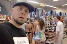 У нас в Одессе приезжие рогули именно так и бродят по магазинам, причем в 4-6 остановках от пляжной зоны. И всем понятно, что это приезжие.