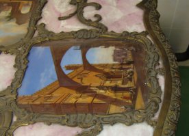 Добавлю.
На полу под целлофаном фарфоровые детали декора.