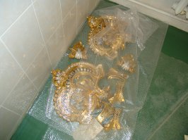 Добавлю.
На полу под целлофаном фарфоровые детали декора.