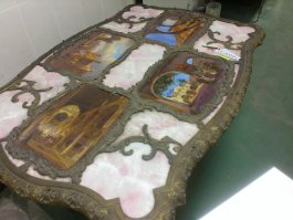 Очень красиво.
Хочу показать один столик, который после реставрации может появиться в одной из экспозиций одного величайшего музея.