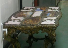 Очень красиво.
Хочу показать один столик, который после реставрации может появиться в одной из экспозиций одного величайшего музея.