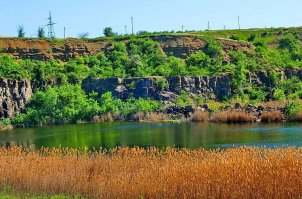 Там где я родился и вырос, добывали большое количество известняка и кое-какие руды. Поэтому в округе было большое количество рукотворных каньонов и скал. Они и были моими детскими площадками.
Конечно, в городе ребенку в какой-то мере интересней жить, чем в деревне - больше развлечений - кино, театры, цирки, парки.
Но вот чего никогда не получит ребенок в городе - это непередаваемого кайфа поплавать и понырять в кристально чистой озерной воде, попрыгать в воду с 15-20 метровых скал, облазить эти скалы вдоль и поперек (с немалым риском для жизни), объездить все близлежащие холмы на велосипеде, пособирать на ж/д путях серу, полазать по заброшенным подземным тоннелям, пройтись босиком по мелкому но сильному речному течению. И так всё лето.
После такого детства мне как-то жалко городских детишек, особенно пацанов, а убогие детские площадки с корабликами и паровозиками приводят в уныние.
Родители, если есть возможность отправить дитя на каникулы в деревню - отправляйте, пусть ребенок почувствует детство по-настоящему.