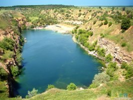 Там где я родился и вырос, добывали большое количество известняка и кое-какие руды. Поэтому в округе было большое количество рукотворных каньонов и скал. Они и были моими детскими площадками.
Конечно, в городе ребенку в какой-то мере интересней жить, чем в деревне - больше развлечений - кино, театры, цирки, парки.
Но вот чего никогда не получит ребенок в городе - это непередаваемого кайфа поплавать и понырять в кристально чистой озерной воде, попрыгать в воду с 15-20 метровых скал, облазить эти скалы вдоль и поперек (с немалым риском для жизни), объездить все близлежащие холмы на велосипеде, пособирать на ж/д путях серу, полазать по заброшенным подземным тоннелям, пройтись босиком по мелкому но сильному речному течению. И так всё лето.
После такого детства мне как-то жалко городских детишек, особенно пацанов, а убогие детские площадки с корабликами и паровозиками приводят в уныние.
Родители, если есть возможность отправить дитя на каникулы в деревню - отправляйте, пусть ребенок почувствует детство по-настоящему.
