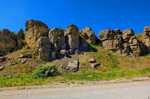 Там где я родился и вырос, добывали большое количество известняка и кое-какие руды. Поэтому в округе было большое количество рукотворных каньонов и скал. Они и были моими детскими площадками.
Конечно, в городе ребенку в какой-то мере интересней жить, чем в деревне - больше развлечений - кино, театры, цирки, парки.
Но вот чего никогда не получит ребенок в городе - это непередаваемого кайфа поплавать и понырять в кристально чистой озерной воде, попрыгать в воду с 15-20 метровых скал, облазить эти скалы вдоль и поперек (с немалым риском для жизни), объездить все близлежащие холмы на велосипеде, пособирать на ж/д путях серу, полазать по заброшенным подземным тоннелям, пройтись босиком по мелкому но сильному речному течению. И так всё лето.
После такого детства мне как-то жалко городских детишек, особенно пацанов, а убогие детские площадки с корабликами и паровозиками приводят в уныние.
Родители, если есть возможность отправить дитя на каникулы в деревню - отправляйте, пусть ребенок почувствует детство по-настоящему.