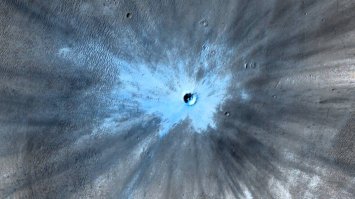 Вторая космическая скорость на Марсе - 5.0 км/сек против 11.2 км/сек на Земле, к тому же практически нет сопротивления атмосферы и Марс гораздо ближе к поясу астероидов, а следовательно - подвергается более частой бомбардировке, следы которой свежие настолько, что выбитый лёд даже не присыпан пылью.
Когда последний раз по Земле ударял астероид, способный оставить кратер? :)