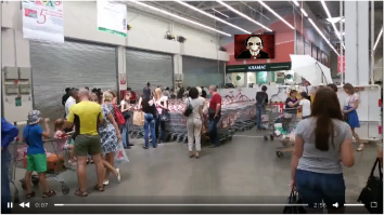 В Омске случайно заперли несколько сотен людей