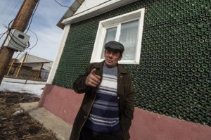у этого мужика плотно лежат бутылки. и не торчат внутри дома.