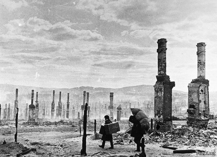 Японцы дома свои делали из дерева в основном, а печи клали из кирпича с глиной. Так вот, куда не дошла ударная волна (в фронт её действия сильно ослабевает при удалении от эпицентра), туда отлично долетело испепеляющее тепловое (ИК) излучение, которое в момент ока устроило массовые пожары (фактически одно большое огненное цунами). Была деревушка - остались только печные трубы.
Для сравнения - деревня после бомбардировки зажигательными зарядами (где-то в СССР, начало войны).