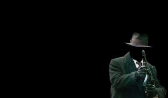 Золотой век гангстеров. Некоторые из них даже вызывают симпатию, так как в отличии от наших бандюганов образца 90-х, они хоть и вели незаконную деятельность, но параллельно поддерживали нижние социальные слои общества (еда, решение проблем с  жильём, защита от беспредела полиции и зажравшихся муниципальных работников). формируя себе положительный образ эдаких робин-гудов. Поэтому полицейские рейды, облавы -чаще всего оканчивались ничем, так любой мальчишка сорванец газетчик, чистильщик обуви, кухарка - считали за доброе дело предупредить гангстеров о надвигающейся беде, а в случаи чего - молчать и не давать показаний. И  это было не от страха перед расправой, а просто презрение к властям + понимание того, что эти люди в дорогих костюмах помогут тебе в случаи беды, и сдавать их копам - совсем уж не по понятиям. 
Ну и да, со стукачами разговор был тоже весьма короткий.
Опираясь на массовую поддержку народа из низов - гангстеры чувствовали себя в своих кварталах как в своеобразной защищённой крепости.