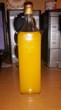 Лимонелло и оранчелло (сахар 100 грамм на литр готового продукта). Настаивается на спирту не меньше месяца разводится негазированной слабо минерализованной водой в пропорции на 1 литр спирта 1,4 литра воды. Добавить сахар и дать отдохнуть в холодильнике не меньше 8 дней. Профит Берегите печень!