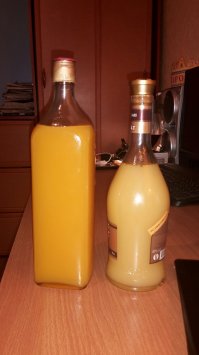Лимонелло и оранчелло (сахар 100 грамм на литр готового продукта). Настаивается на спирту не меньше месяца разводится негазированной слабо минерализованной водой в пропорции на 1 литр спирта 1,4 литра воды. Добавить сахар и дать отдохнуть в холодильнике не меньше 8 дней. Профит Берегите печень!