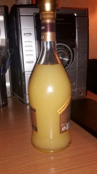 Лимонелло и оранчелло (сахар 100 грамм на литр готового продукта). Настаивается на спирту не меньше месяца разводится негазированной слабо минерализованной водой в пропорции на 1 литр спирта 1,4 литра воды. Добавить сахар и дать отдохнуть в холодильнике не меньше 8 дней. Профит Берегите печень!