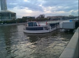 В районе Таганки на Краснохолмской набережной на пересечении с Новоспасским переулком стоит плавучая вертолётная площадка: