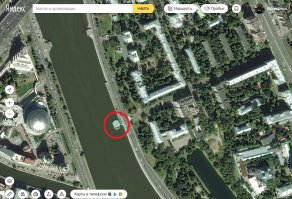 В районе Таганки на Краснохолмской набережной на пересечении с Новоспасским переулком стоит плавучая вертолётная площадка:
