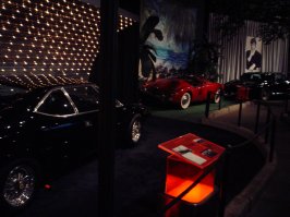 Лет 10 назад я была в доме-музее Элвиса Пресли на экскурсии, сейчас посмотрела фотографии, в том числе парка автомобилей Элвиса, нашла эту фотку, где красная машина очень похожа на эту отреставрированную, не берусь утверждать, что она, но по-моему здесь она в отличном состоянии, да и вообще, все машины там сверкающие, как новенькие. Еще фота розового кадиллака, очень мне нравится машинка. Извиняюсь за качество, очень давно снимала мыльницей.