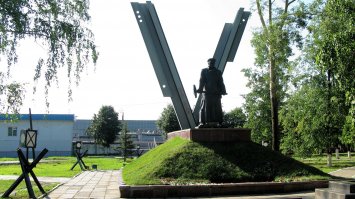 Памятник  ж-д войскам за войну.
ps: обожаю ездить поездом - лучше купе конечно :) .