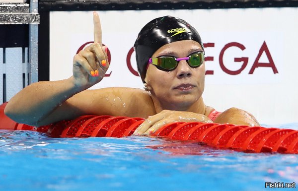 Завершив заплыв, Ефимова подняла вверх указательный палец как знак "№1". Кинг это не понравилось.
"Ты трясешь своим пальцем, №1, и тебя ловили на допинге. Мне это не нравится", - сказала спортсменка.