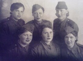 Одна из них моя бабусечка  война-войной, а бровки нащипаны и губки накрашены