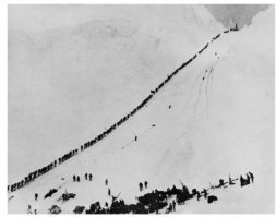 Золотая лихорадка манит искателей счастья в Доусон-сити, 1898 год