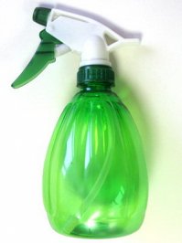 А я поливаю водой из опрыскивателя !