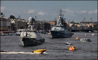Хорошо, что корабли после дня ВМФ в Петербурге успели проплыть через разрыв между пролётами до их смычки !