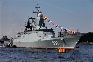 Хорошо, что корабли после дня ВМФ в Петербурге успели проплыть через разрыв между пролётами до их смычки !