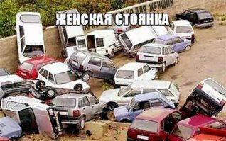 Женщина на кабриолете припарковалась на носу Ferrari