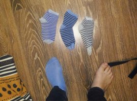 Подумаешь, проблема...
Варианта 2.
1. Добавляем в воду синих чернил (ну не красителя же) и замачиваем там крайний правый.
2. Ещё проще и быстрее. На надетом носке маркером рисуем полоски и одеваем на вторую средний.