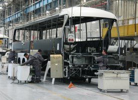 Ничего удивительного. Разрешенная скорость на хайвее для междугородных автобусов (если из миль перевести) 120,7 км/ч. Кузов несущий, а значит - только пространственный каркас из труб прямоугольного сечения где-то 70х40 мм при толщине стенки в 2,5 мм в силовых элементах, во вспомогательных сечение меньше. И рамы, как у грузовика, у современных автобусов не бывает. Кроме экзотических решений для глубинки Азии или Африки. Обшивка бортов - 1,2 мм (плюс-минус). Материал алюминиевый сплав, нержавейка, низколегированная сталь - у нас применяется 09Г2С или черный металл (если по технологии производства предусмотрен катафорез как на ЛиАЗе). Передняя маска (по вашему - "морда") - пластик. Задняя - тоже. Крыша, судя по характеру разрыва, здесь предположительно алюминиевая. Передняя ось с независимой подвеской, а значит, балки нет, а ее рычаги справа просто отрезало.
Но надо учитывать, что на столкновение со столбом по дурости водителя автобусный кузов никто не проектирует, а то Т-34 получится по весу. 
Для понимания картинка со сборки немецкого "Неоплана". Черное - металл после катафореза, белое - пластик (нижней части маски пока нет), желтоватое - алюминиевый сплав, обычно - багажные люки). Могу и ЛиАЗ выложить, только конструктивно никакой разницы не будет... 
И Омерика здесь не причем... Хотя к их дорожникам вопросы есть: щит указателя практически на обочине дороги и без защиты от возможного наезда транспортного средства так ставить нельзя: островок бетонный должен быть, что бы отбросить машину. Либо канава должна быть...