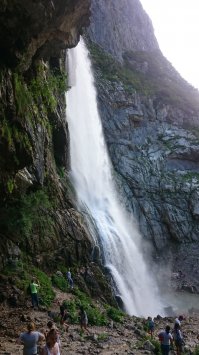 Вернулись из Гагры три недели назад, ездили на машине. Под беспредел местных гаишников не попали, хотя на улицах их много, как мне показалось - они в отличие от наших, не кошмарят водителей, спрятавшись за знаком, или останавливая и обнюхивая всех подряд, а следят за организацией движения. С кишечными инфекциями мы не столкнулись, но знакомые на этой неделе вернулись из Адлера, тоже на эту херню жаловались. Жили в 150 м от моря в минигостинице, в номере - душ, туалет, кондиционер, телевизор, новая мебель, свежий ремонт, общая кухня, цена - 1500 рублей, можно снять гораздо дешевле. Пообедать вдвоем в столовой - 600 -700 рублей; нормально поужинать в кафе 1000-1200 руб. Цены на продукты в магазинах практически такие же как у нас в Саратове, сигареты дороже, алкоголь дешевле. Многие  пишут про дорогой алкоголь, мы покупали  вино "Апсны", "Лыхны" очень приличное, рядом с домом по 200 руб за бутылку. Это конечно дороже, чем краснодарский порошковый винный напиток в трехлитровых коробках, но такого там не продают и по-моему цена для вина адекватная. С неброжелательностью со стороны местных тоже ни разу не столкнулись, нам абхазы показались добрыми, гостеприимными людьми. В комментах много написано про воровство, этого тоже не видели, наоборот, много раз наблюдали, что местные не запирают машины и не закрывают стекла, когда куда-то выходят, в наших краях такого никогда не видел. Природа выше всяких похвал, Гагра утопает в тропической зелени, очень живописные горы. Ощущения разрухи, как у многих здесь, у нас не осталось, да изредка встречаются брошенные здания, но общего впечатления они нам не испортили. Много написано про грязные пляжи: пляж на который ходили мы (рядом с санаторием "Мидэль") был чистым, убирали регулярно, народа немного.  Короче, нам понравилось.