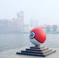 Мэр Екатеринбурга посчитал арт-объектом гранитный шар у здания правительства Свердловской области, который раскрасили в цвета элемента игры pokemon go. Может быть, коммунальные службы смоют покебол к Дню города (20 августа), сообщил Евгений Ройзман
"Неизвестные раскрасили один из гранитных шаров диаметром около метра в классические цвета покебола. Я не вижу ничего страшного в этом. Люди любят играть и таким образом выражают свои эмоции. Если этот арт-объект никого не раздражает, то пусть пока стоит".