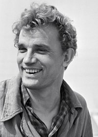 5 ноября 1965 года на съемках фильма "Директор" погиб Евгений Урбанский.
Снимали в пустыне Кызылкум, в 40 километрах от Бухары, в песках. По сюжету машина, в которой едет главный герой, должна была совершить прыжок с одного из барханов.