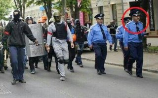 1. Сами приехали, чемпионат Украины как-никак.
2. Пожар... И они сами загнали себя в это здание... Майдановцы кстати даже 10-метровую ферму притащили и помогали спастись тем кто был заблокирован огнём... Почему " якобы антимайдановцев с калашами"? Кто ещё может стрелять из толпы антимайдановцев? И почему во множественном числе? С калашом ("вулканом") насколько я помню был только один, некий "боцман"?
3. Видимо кому-то это было нужно. И интересный момент - зам. главы Одесской милиции Дмитрий Фучеджи, непосредственно управлявший ментами на месте событий сбежал после этого в Приднестровье, а оттуда в Россию. Так что, кому это было нужно?
4. Одна из причин - см. выше. РФ отказывается выдавать ключевое лицо - Фучеджи. Который и ментами управлял и вёл антимайдановских боевиков для нападения на проукраинский марш.

Так что "ответ очень простой"
Это было спланировано что б очернить Украину ("А-а, фашисты", "хунта"...) перед "рехферендумом на Донбассе".