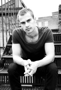 скрещивание бибер-тимберлэйк напомнило чем-то исполнителя главной роли в трилогии Дивергент Тео Джеймса