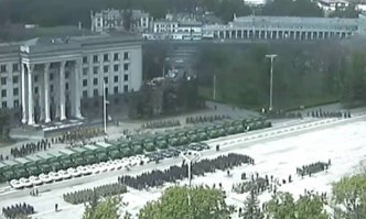 1. Да, да, "ответы" известны.
Если приехали с востока - "ай, титушки, рука москвы".
Но если рагули приехали - то "сами", чисто рядом оказались, все 500 человек.

2. Сами себя загнали, сами подожгли, сами из окон выбрасывались, сами себе руки связывали, сами себе в головы стреляли.
Уже 2 года Донецк "сам себя" вон обстреливает.
А доблестные воены ВСУ стоят рядом и просто плачут от бессилия - как терзают "террористы" собственные дома, детсады, ТЭЦ и промзоны.
И ведь дегенераты это хавают, и добавки просят.

3. Нашли "типа русский след" и об остальных фигурантах тут же "забыли". А что там с главой УВД Одессы? Что с губернатором? Что с Парубием? 
"Неуиноуаты" же, очевидно

4. А сжигал и стрелял в Доме Профсоюзов тоже он? 
Вам хоть ссы в глаза, блин.

"Очернить украину"? "Очернить"? 
Только что произведен госпереворот, "неизвестными" убита "небесная сотня" (тоже Россия не выдает подозреваемых, надеюсь?), уже месяц как идет "АТО" - и тут коварная Россия решила подставить подножку молодой демократии, облить ее светлый образ грязью. 

Ну и следующие 2 года наглядно показали - кто хунта, а кто нет.
Вот Одесса через год - именно так выглядит оккупированный город, власти которого до усрачки боятся собственного народа: