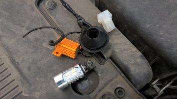 немножко не в тему, но вот на фото китайские ДХО в поворотник и их сгоревший драйвер.