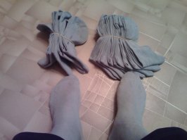 Вот поэтому - я носки всегда покупаю мелким оптом (18-25 пар) одной и той-же марки и цвета.
1. Это в 2-3 раза дешевле, чем в розницу.
2. Если порвался или потерялся один - он всегда заменяем любым другим из этой партии.