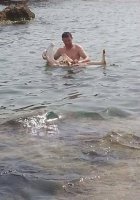 Мага купает жену)))