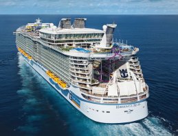 Небольшое уточнение.
Самый большой корабль Harmony of the seas 2016 года выпуска. Водоизмещение Harmony of the seas составляет 227,5 тысячи тонн, его длина — 362 метра, ширина — 66 метров. На его борту могут разместиться шесть тысяч пассажиров и две тысячи членов экипажа.Лайнер, построенный компанией STX France, передан американской компании Royal Carribean International (RCI).