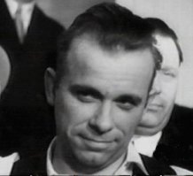 Самый крутой и знаменитый гангстер 30-х - это Джон Диллинджер. Народную любовь он получил потому, что был своего рода Робином Гудом: грабил богатых и тем самым "мстил" им за угнетение бедных. Поимка Диллинджера вылилась для ФБР в массу проблем. В итоге взять его живьем так и не удалось...