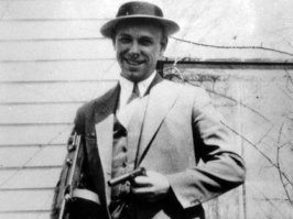 Самый крутой и знаменитый гангстер 30-х - это Джон Диллинджер. Народную любовь он получил потому, что был своего рода Робином Гудом: грабил богатых и тем самым "мстил" им за угнетение бедных. Поимка Диллинджера вылилась для ФБР в массу проблем. В итоге взять его живьем так и не удалось...