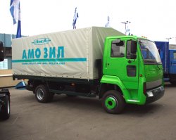 Автор почему-то забыл про дизельный ЗиЛ-133ГЯ - интересная машина. С легким намеком на американца. Ему к кабине приваливали самопальный спальник, на крышу ставили спойлер, на раму - контейнер. Выхлопные трубы вверх и пару дополнительных баков. Внешне - зверь получался. Увы, если бы не отвратительное качество сборки... Коробка и мосты долго не работали - 3-4 рейса и переборка. Дизель стоял КамАЗовский. Но по ресурсу и опыту ремонта (даже по сравнению с обычными КамАзами), всегда было ощущение, что для ЗиЛа из Челнов поставляли "нечто", собранное из забракованных запчастей, причем - слесарями, которые на следующий день после зарплаты. 
Кстати, упоминаемый эксперт не прав. "Бычок" (разумеется, с дизелем, а не с бензиновым мотором как ошибочно упомянуто) имеет свой сегмент даже сегодня. Та же коммуналка (уборка улиц, вывоз мусора в стесненных условиях), даже - не к ночи будь помянутая - эвакуация автомобилей... Если бы не московская земля, он вполне бы справлялся, и иномарки не потребовались бы. Тем более, у него даже была версия с удлиненной рамой и колесной формулой 6х4. Да, для барыг "газэл нужен", но для ряда социально важных работ "он" маловат... 
"Валдай" (даже Next) ведь это прямой конкурент "Бычка", просто там главный акционер может зайти в Кабинет и просто сказать, а у "Бычка" кому войти, особенно если у акционера (а основной был Правительство Москвы) глаза округлились и "замкнуло" после понимания, за сколько можно продать землю рядом с ТТК.
Вам в качестве бонуса: ЗиЛ-4362, увы, почти неизвестный...