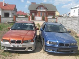 я как-то машину себе купил в Германии не глядя по интернету BMW 325tds е36:
по заводу была белая, но креативный австриец покрасил её в чёрный мат ... только сверху, все молдинги и другие ненужные вещи а так же косяки по кузову были залеплены толстым слоем шпатлёвки со стекловолокном. Причём в переднем бампере прямо по гайкам которые его крепят, т.е. чтобы снять бампер мне пришлось орудовать зубилом )) На передние арки, которые видимо от непомерных колёс погнуло и порвало нах, в два лоя были уложены пластиковые накладки на арочки от Гольфа2, ну и конечно зашпатлевано. Вместо заднего дворника - пластиковая пробка от бутылки с водой.
Салон тоже был оформлен очень оригинально: полукожа, т.е. спереди кожа а сзади тряпка )) аккустика была врезана прямо в поролон по краям заднего сиденья. Вместо рукоятки КПП - пробка от дезодоранта.
В моторе сразу поменял цепь со всеми роликами и натяжителями.
Однако куплено это чудо было за столько, что хватило на ремонт и ещё немного осталось. А ещё валила эта дизеляка, так как ни одна другая 325 i или d которые у меня были.
По итогу была продана в таком виде как на фото слева. Та которая голубая в полном Мпакете и снаружи и внутри не менее весёлая приехала: жопа в ней была приварена целиком и не очень качественно, о чего всё прогнило и машину эту боялись на подъёмнике поднимать )) и на неё нашёлся свой перекуп...